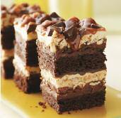 104147 1050 g Cookies & Cream Brownie Schokoladiger Rührteig, mit heller Creme verfeinert, bestreut
