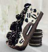 14 Portionen, vorgeschnitten. Art.-Nr. 101247 2000 g, Ø 24 cm Cookies & Cream Cheescake Cremige Supreme-Masse auf Keksbrösel - boden. Topping aus krossen Schoko-Cookies.