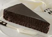Art.-Nr. 104475 2810 g, Ø 24 cm Mousse au Chocolat Torte Mousse au chocolat und saftige Schoko - ladenrührmasse, veredelt mit feinstem Kakaopulver.