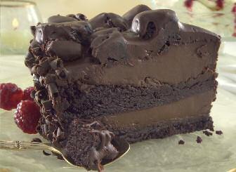 Drei herrlich schokoladige-brownie-böden verfeinert mit Schichten aus Kakao-Sahne und Kirschsahne.