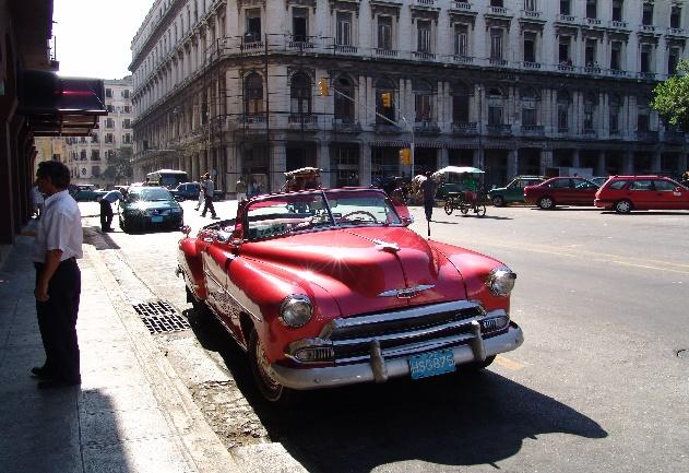 2. Tag: koloniales Havanna und Fahrt mit dem Oldtimer 3. Tag: Auf der Tabakroute nach Viñales Am Morgen spazieren Sie durch die koloniale Altstadt Havannas und sehen u. a.