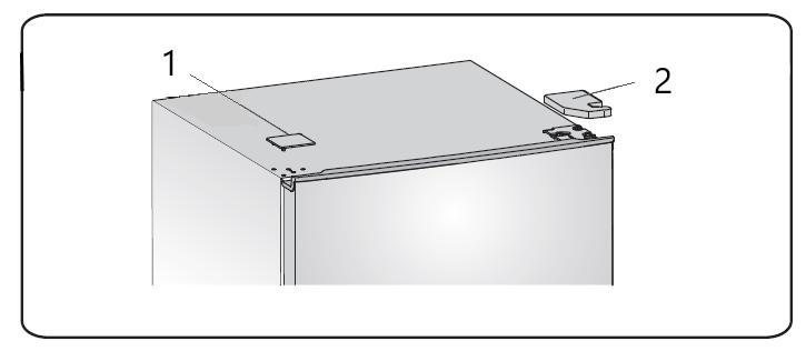 Die Schrauben (4) des oberen Scharniers (3) mit einem Schraubenschlüssel abschrauben. Die obere Gerätetür dabei festhalten. 3.