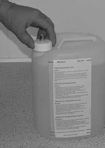 Schrauben Sie den Deckel des Abwasserbehälters ab. 2. Entnehmen Sie das Kondensationsrohr. 3. Entleeren Sie den Abwasserbehälter.