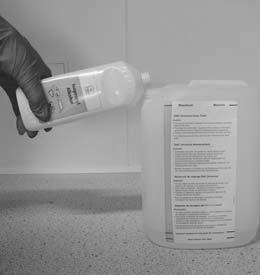 Fügen Sie bis zur zweiten Markierung auf dem Etikett Isopropanol (Alkohol 70%) hinzu. Dadurch vermeiden Sie ein Bakterienwachstum im Abwasserbehälter. 8.
