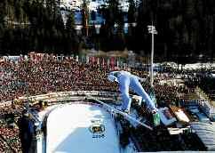 Das Auftaktspringen in Oberstdorf startet am 28. Dezember um 16.00 Uhr mit der Qualifikation. Am 29. Dezember fällt dann ab 16.