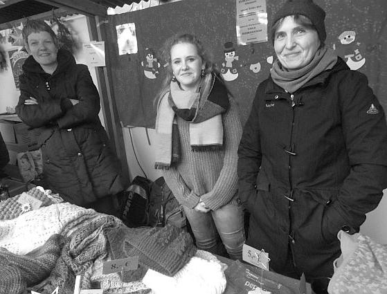 Interna Die getreuen Dienerinnen am Weihnachtsmarktstand, um Erlöse für die Jugendarbeit zu erwirtschaften. Trotz des verregneten Nachmittages konnte ein großartiger Erlös erzielt werden.