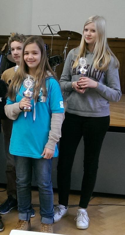 Sterntunier Maja Schuhknecht und Natalie Kohl gewinnen die Mädchenklasse Das Stern- Turnier, benannt nach dem ehemaligen Austragungsort, dem Schullandheim Stern in Jena, wurde bereits zum 15.