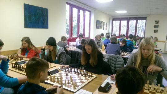 Punktspiele Die Schach-Spielsaison wurde im Mai mit den letzten Meisterschaften und Punktspielen beendet. Es war diesmal eine recht schwierige Spielserie vor allem für die Erwachsenen.