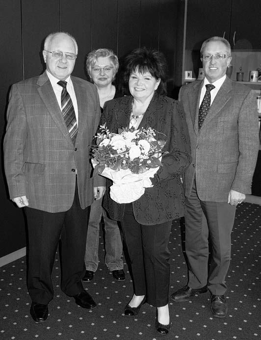 Freitag, 19. Dezember 2008 5 Nach 43 Jahren im Dienst der Gemeinde Oftersheim wird die Verwaltungsangestellte im Grundbuchamt, Rotraud Stammel, in den wohlverdienten Ruhestand verabschiedet.