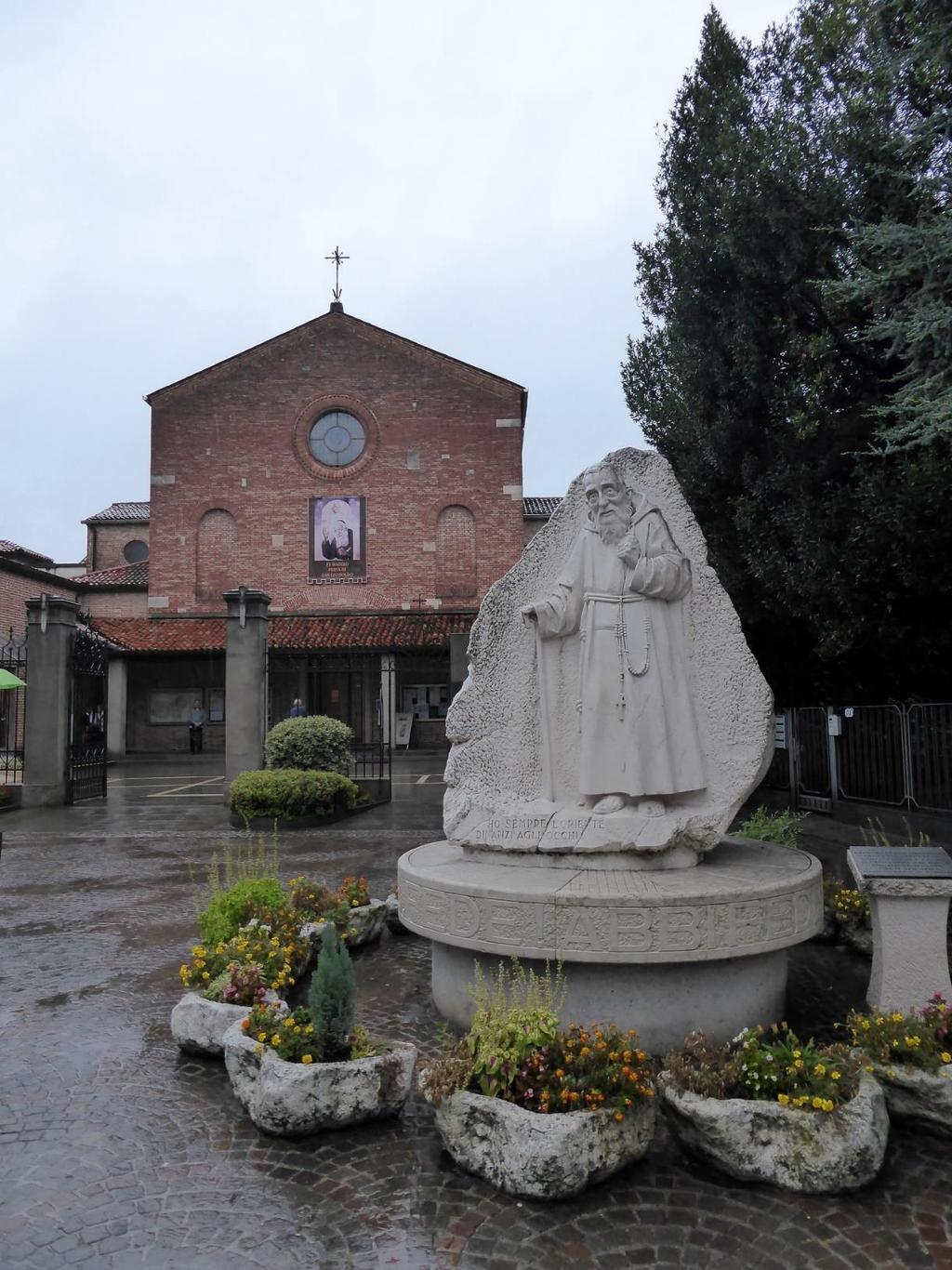 3- Tag: Padua Madonna del Frassino - Vaduz Am Sonntag fuhren wir bereits nach dem Frühstück zum Heiligtum des Hl. Leopold Mandic. Dort durften wir an der an sein Grab anschliessenden Kapelle die Hl.