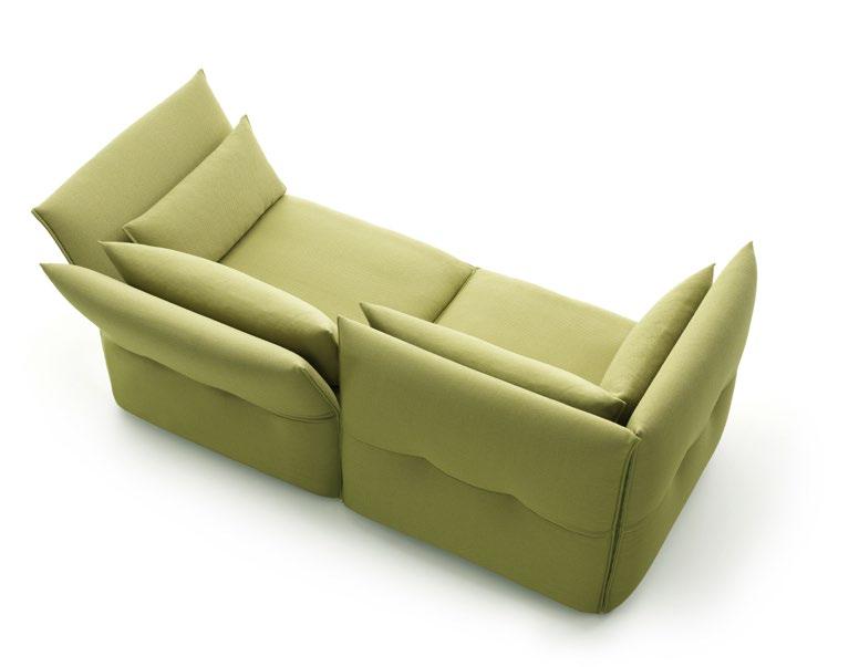 FUNKTIONSSOFA Seine Funktion trägt das Mariposa Sofa nicht offen zur Schau: Die schlanken Seiten- und Rückenlehnen lassen sich getrennt voneinander stufen- und geräuschlos um etwa 30 bewegen, von