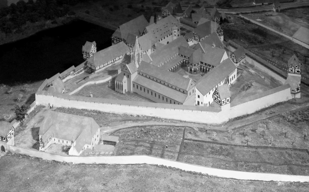 Abbildung 1: Modell der Klosteranlage (historischer Zustand) Am linken Bildrand ist der östliche Mauerabschnitt mit dem hölzernen Wehrgang zu erkennen; entlang des unteren Bildrandes verläuft die