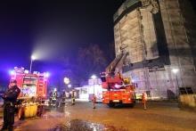Ein Beispiel für Fake News Im Internet gab es die Nachricht: Flüchtlinge zünden Kirche in Dortmund an. Ein Bild zeigt Feuerwehrmänner vor einer Kirche. Das Bild ist keine Fälschung.