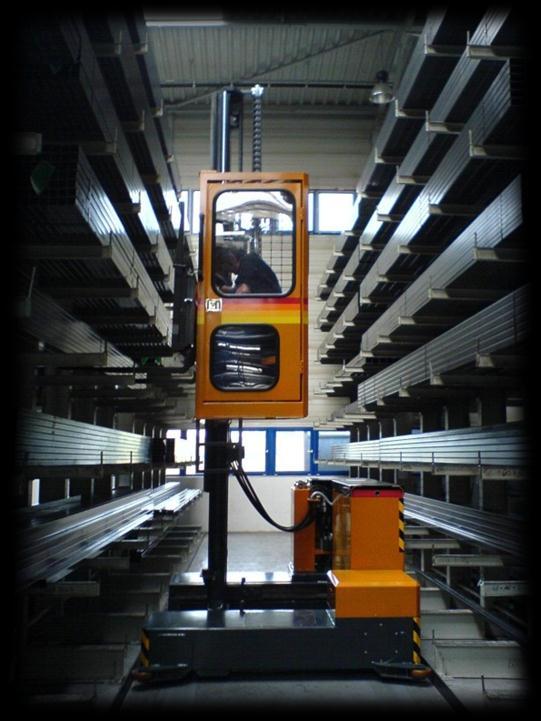 Elektro-Mehrwege-Seitenstapler mit lastbegleitender Kabine für das Handling von Stahlplatten