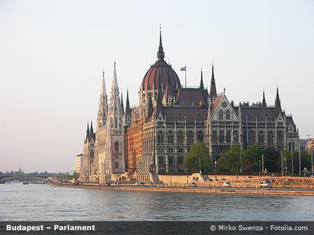 Stadtpanorama vom Gellertberg aus und das Burgviertel mit der Matthiaskirche - Krönungskirche der ungarischen Könige. Von der Fischerbastei erleben Sie den Blick auf die Donau und das Parlament.