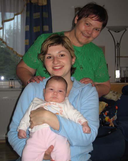 Geburt von Leonie Jochinger GR Barbara Feigl gratulierte im Namen der Gemeinde der Familie Jochinger, Rabenleiten 250,
