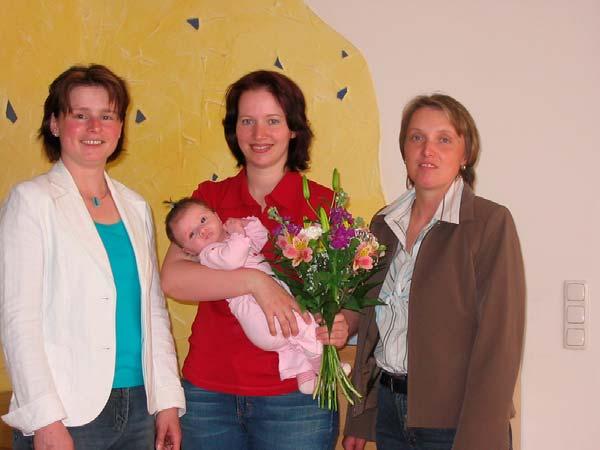 Geburt von Bianca Reisinger Die Gemeinderätinnen Renate Haimberger und Anna Ebner gratulierten der Familie Reisinger, Kirchholz 224, herzlich zur Geburt von Töchterchen Bianca.