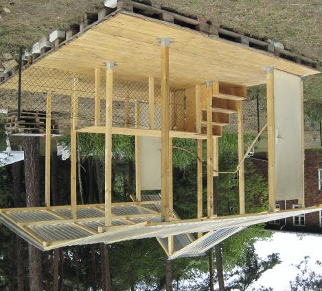 G E S T A L T U N G Planspiel Hütte: Alles, was es braucht, ist vorhanden: eine Treppe, ein Tisch, Türen und ein Dach! Der erste Bauabschnitt ist vollbracht.
