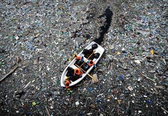 Millionen Tonnen Plastik gelangen jedes Jahr in die Ozeane Bis 2050, befindet sich in den Ozeanen möglicherweise mehr