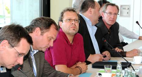 Wirtschaftsregion Westmecklenburg Denkfabrik 2010 18 Vollversammlungsmitglieder, die Geschäftsführung der Schweriner IHK und einer der führenden Experten des deutschen Kammerrechts versammelten sich