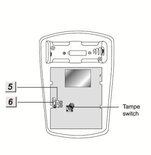 PIR Bewegungsmelder Produktbeschreibung: 1. Test Button mit LED Indikator 2. Sabotage Kontakt 3. Batterieunterbrechung (Auslieferungszustand) 4. Eckhalterung 5. Statusupdate Ein/Aus 6.
