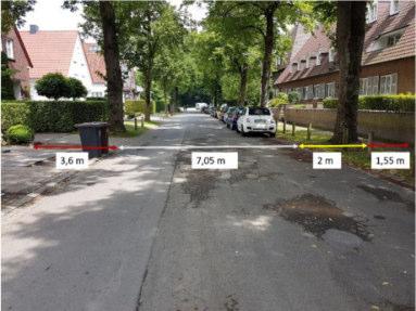 der gemäß RASt 6 [3] für ähnliche Wohnstraße vorgesehenen Obergrenze von bis zu 4 Kfz/h. Die zugelassene Geschwindigkeit beträgt 3 km/h.