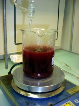 Anschliessend wird die Lösung in ein Becherglas gegeben und mit Zugabe von 20 ml Weinsäurelösung wird das enthaltene Eisen maskiert.