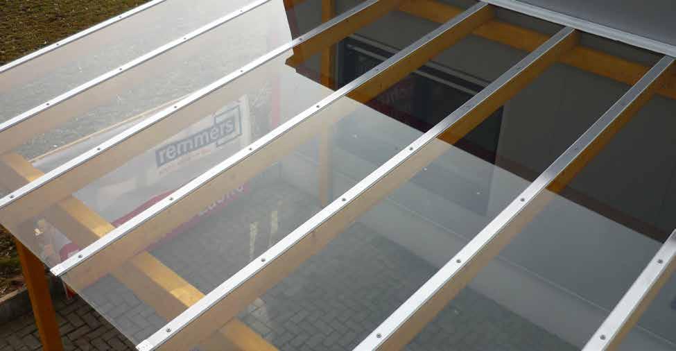 Montage Ihrer Überdachung SEITE 7 7. Sicherheitsglas auflegen Befestigen Sie die Glasscheiben mit den mitglieferten Aluminium-Verlegeprofilen wie folgt: Aluminium-Profile ca.