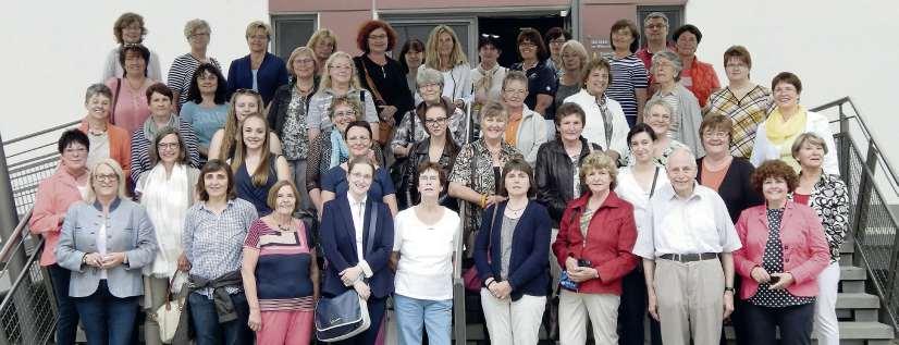 30 / 17.6.2016 Kulmbach Frauen-Union Kreisverband Bayreuth-Land Vorne links: Sabine Habla, (rechts): Ingrid Heinritzi-Martin, sowie Brigittte Soziaghi (Zweite von rechtsinder zweiten Reihe).