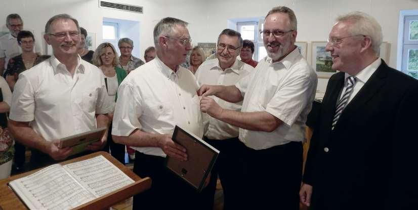 Die Urkunden überreichte erster Vorsitzender Fred Sadel (Zweiter von rechts), der selbst im letzten Jahr für 40 Jahre Chorgesang geehrt wurde.
