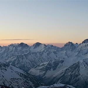 TAG 12 GIPFELBESTEIGUNG DES ELBRUS Sehr früh brechen wir zur langen und fordernden Gipfelbesteigung des Elbrus by fair means auf.