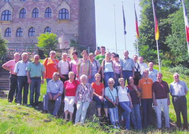 Einen schönen und erlebnisreichen zwei Tagesschützenausflug in die Pfalz erlebten die Sainbacher Hubertusschützen. Ein Gruppenfoto vor dem Hambacher Schloss.
