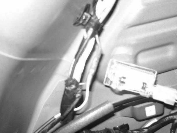 Anschluss der Rückfahrleuchte Nur bei Fahrzeugen bis Mj. 2013 Die im Befestigungssatz befindliche weiße Leitung mit 2-pol. Stecker in den 2-pol. Stecker des Kabelsatzes einstecken.