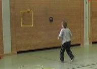 Übung 15 Zielwurf An der Wand wird ein Zielfeld (ca. 60 x 60 cm) markiert, 6 Meter (Mädchen 5 Meter) davor befindet sich eine Wurflinie. Der Ball wird von dieser Wurflinie auf das Ziel geworfen.