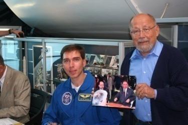 Diesen Kosmonauten lernte ich erstmals zusammen mit K-D Flade auf der ILA-92 in Berlin und danach auch in Österreich noch einmal kennen Nun war ich