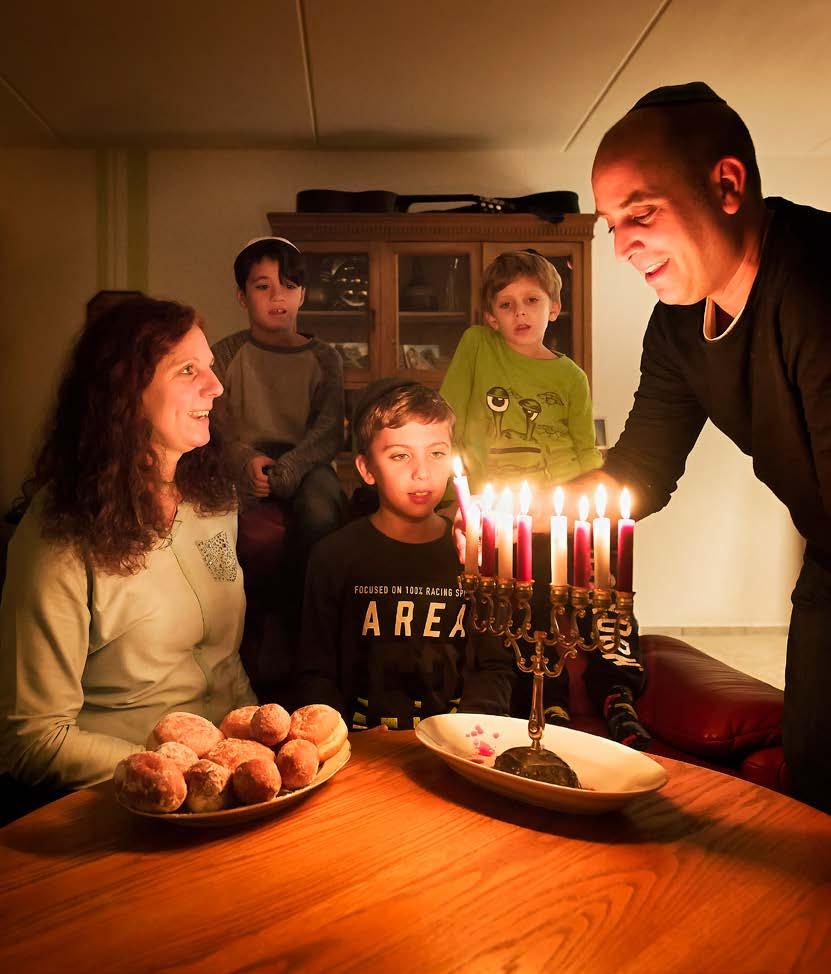 Vater Menny Aviv gehört zur Jüdischen Kultusgemeinde Recklinghausen, Mutter Marion ist Christin, Hanukka gefeiert wird mit ihren beiden Kindern