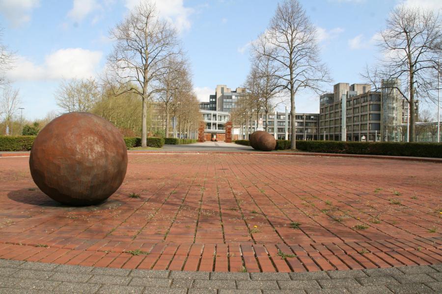 Ansgar Nierhoff: Drei Orte (Der Platz - das Spiel des Möglichen, Der Ort der vier Säulen, Die Wand), 1991 Für die Kunst am Neubau des Bundesministeriums der Verteidigung in Bonn existierte eine