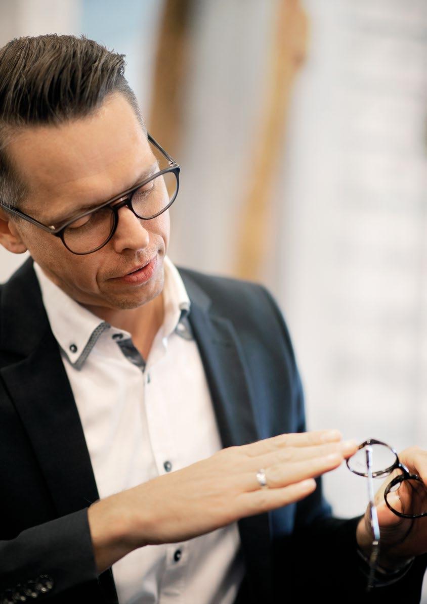 DER AUGENBLICK ENTSCHEIDET Arndt & Weiß stellt exklusive Brillenmarke vor Eine ganz eigene Brillenmarke? Das klingt nach einer großen Herausforderung.