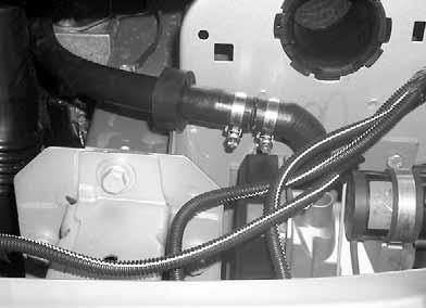 elektrischen Zuheizer zum Wärmetauscher-Eintritt abklemmen - Fahrzeugeigenen Wasserschlauch (,,) oberhalb der Drossel () trennen - Fahrzeugeigenen Wasserschlauch (,,) um 0mm kürzen - Abgetrenntes