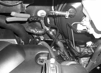 - Wasserschlauch () in den Motorraum verlegen, mit Verbindungsrohr 0/0 mit fahrzeugeigenem Schlauchstück () zum