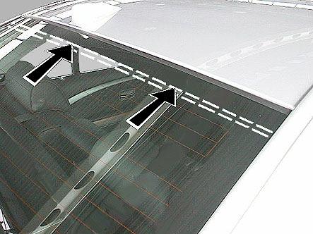 1 Place the AC Schnitzer rear roof spoiler on the rear screen of the vehicle, align precisely and using a pencil, mark the lower edge on the screen. Note!