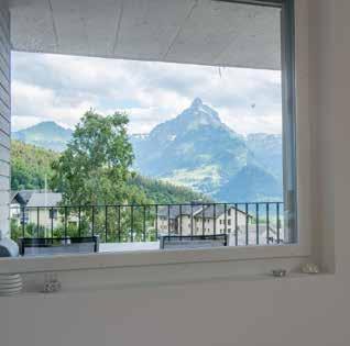 Grossflächige Fenster erlauben ein beeindruckendes Alpenpanorama, den Blick auf grüne Wiesen und