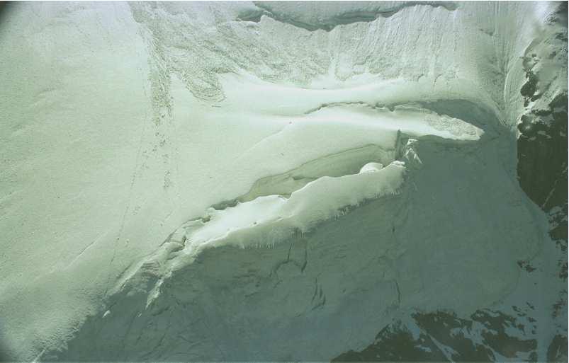 Auszug aus dem Inventar gefährlicher Gletscher der Schweiz 3 Abbildung 1: Labile Eislamelle an der Front des