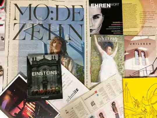 Medienszene Journalistische Visitenkarten für den Berufseinstieg Studierende in Bayern produzieren mit Herzblut eigene Zeitungen und Zeitschriften Von Anette Kolb Studierende lesen heute digital oder