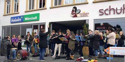 Text/Fotos: RG Lichterglanz rund um den Neunröhrenplatz Die Musik-AG der Erich-Kästner Realschule plus bei der Eröffnung Rheinland-Pfälzische Vizemeister Vom Breitensportwettbewerb zum