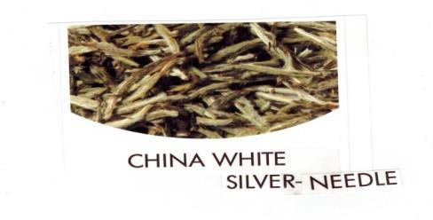Charakteristisch sind die weißen, flaumigen Härchen, die die Blattknospe (Bud) überziehen Bei der traditionellen chinesischen Zubereitungsmethode werden die Teeblätter lose in ein Glas gegeben und