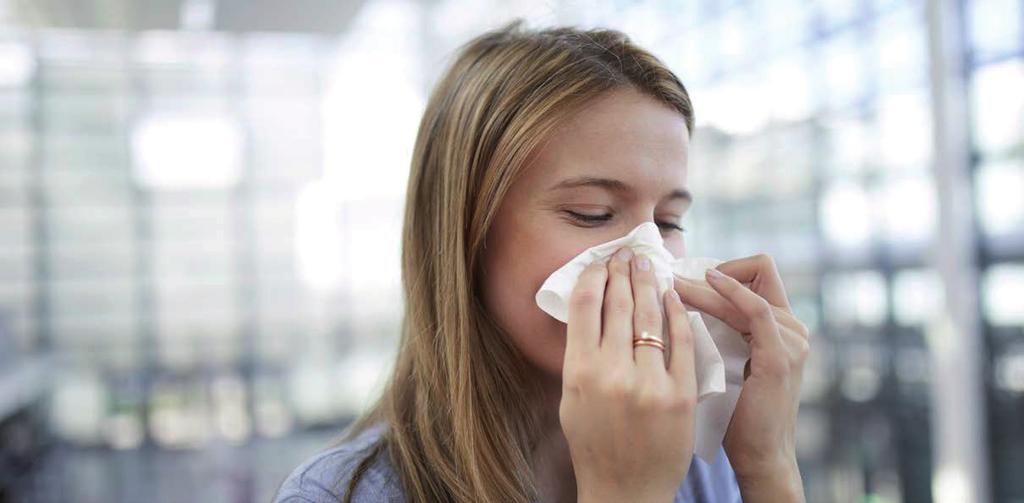 Foto: Getty Images/Westend61 Niesreiz, Jucken, tränende Augen? Allergiemittel bekämpfen Symptome, nicht aber die Allergie selbst. Das kann eine spezifische Immuntherapie.