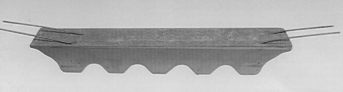 Länge 300 mm mit groß ausgekehlten Noppen für vertikale Bewehrung. Geringe Kontaktfläche zur Schalung. Mit 2,5 mm verzinkter Drahteinlage. 4 Stück verzinkte 1,6 mm Befestigungsdrähte.