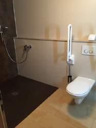 Toilette mit Dusche Toilette mit Haltegriffen Toilette Toilette mit Waschbecken Zugang Lichte Breite der Tür: