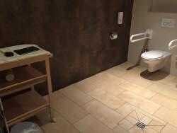 Öffentliches WC für Menschen mit Behinderung im UG WC für Menschen mit Behinderung WC für Menschen mit Behinderungund Wickeltisch Waschbecken WC für Menschen mit Behinderung